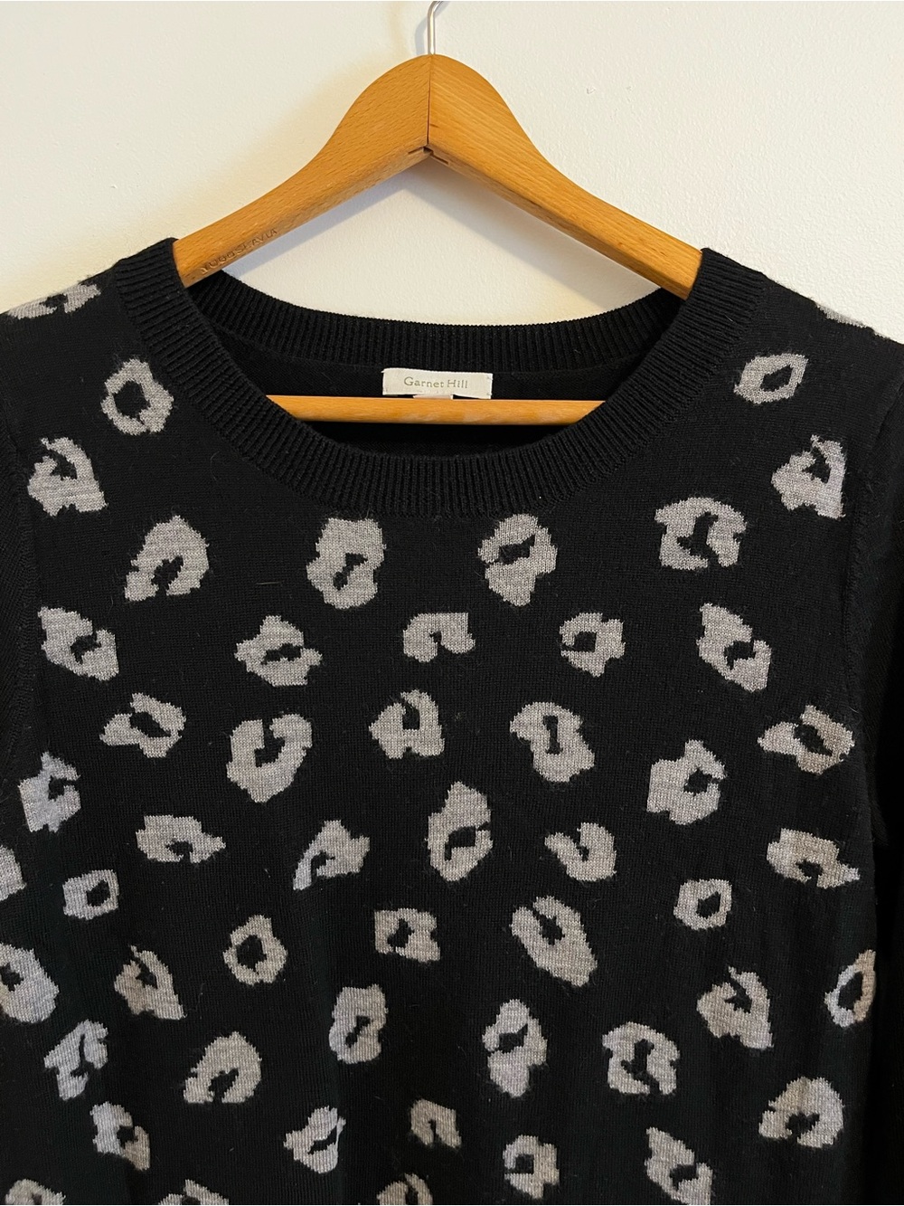 Garnet Hill 100% Wool Knit Leopard Crewneck Sweater Black Gray Womens Medium EUC - Picture 3 of 8